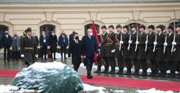 Cumhurbaşkanı Erdoğan, Ukrayna Devlet Başkanı Zelenskiy Tarafından Resmî Törenle Karşılandı
