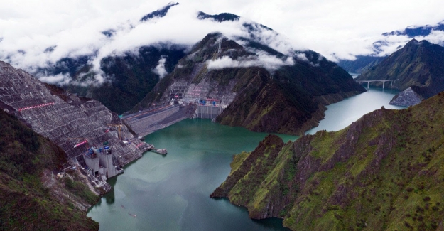 Çin’in 3 Bin Metre Yükseklikteki Barajı Elektrik Üretimine Başladı