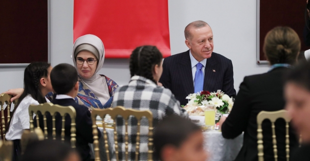 Cumhurbaşkanı Erdoğan Ve Eşi Emine Erdoğan, Çocuklarla İftar Yaptı