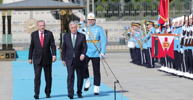 Cumhurbaşkanı Erdoğan, Kazakistan Cumhurbaşkanı Tokayev'i Resmî Törenle Karşıladı