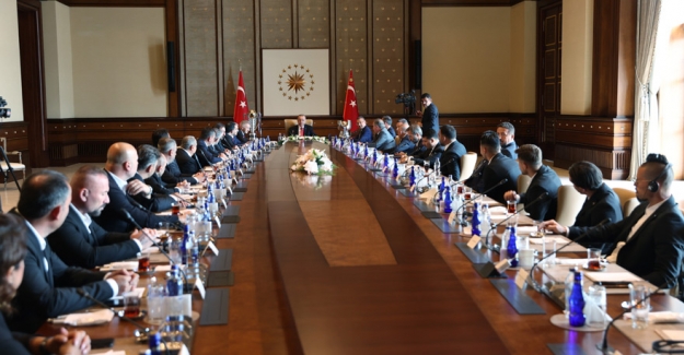 Cumhurbaşkanı Erdoğan, Trabzonspor Kulübü Yönetici, Teknik Heyet Ve Futbolcularını Kabul Etti