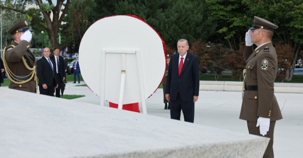 Cumhurbaşkanı Erdoğan, Hırvatistan'da Vatan Anıtı'na Çelenk Bıraktı
