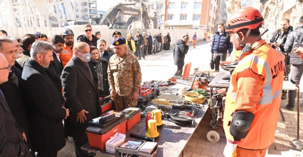 Pakistan Başbakanı Şerif, Türkiye'de Depremden Etkilenen Bölgeleri Ziyaret Etti