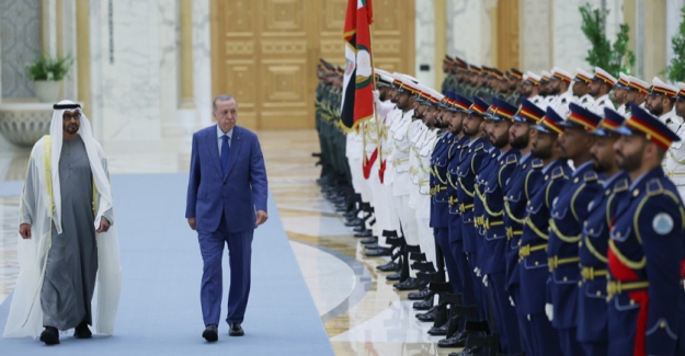 Cumhurbaşkanı Erdoğan, Birleşik Arap Emirlikleri’nde Resmî Törenle Karşılandı