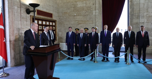 Cumhurbaşkanı Erdoğan, Yüksek Askerî Şûra Üyeleriyle Birlikte Anıtkabir’i Ziyaret Etti