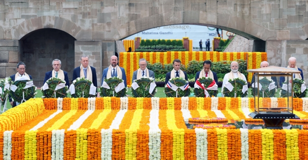 Cumhurbaşkanı Erdoğan, Hindistan’da Mahatma Gandhi’nin Anıt Mezarını Ziyaret Etti