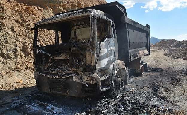 PKK 10 aracı yaktı