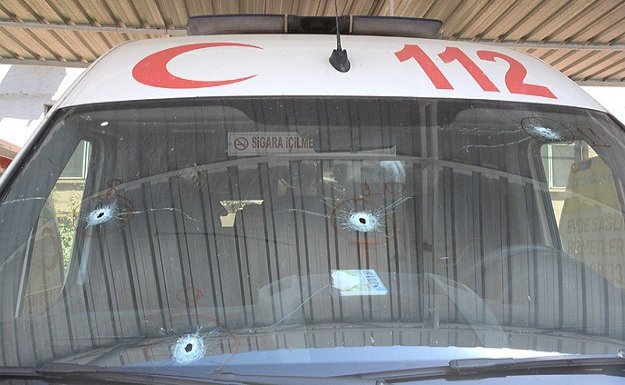 Nusaybin'de teröristler 3 ambulansı taradı