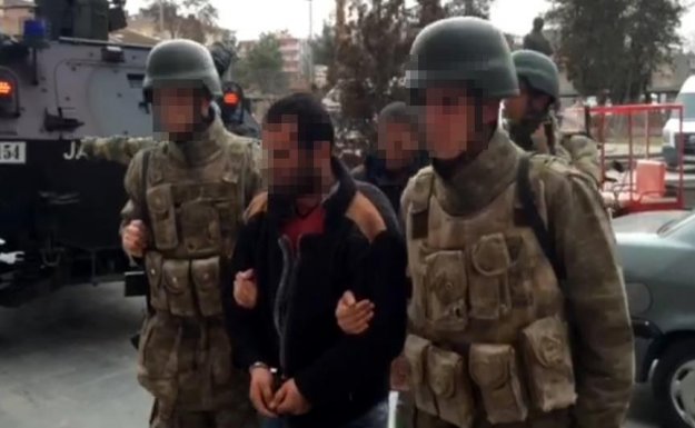 Diyarbakır'da Tutuklanan Teröristlerden Biri 'Canlı Bomba' Çıktı