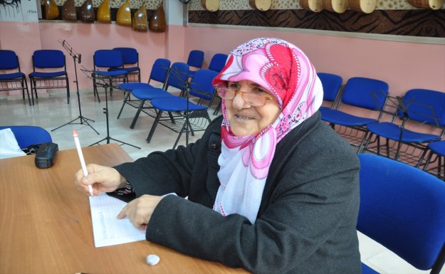Hasibe Nine 65 Yaşında Okuma Yazma Öğreniyor