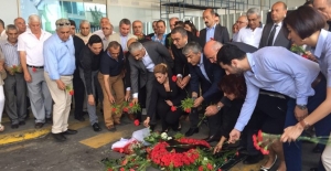 CHP Heyeti Atatürk Havalimanı’na Karanfil Bıraktı