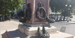 Mareşal Atataürk Anıtı'nın Çelenkleri Kırıldı