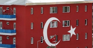 Van'da, Gürpınar İlçe Emniyet Amirliği Binası Türk Bayrağına Boyandı