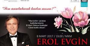 Erol Evgin Şarkılarını Beşiktaş'ta Söylüyor