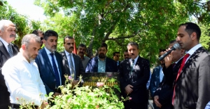 BBP Genel Başkanı Destici, Karakoç’un Mezarı Başında Kur’an Okudu, Dua Etti