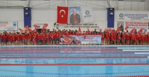Bakırköy'de Cumhuriyet Kupası Yüzme Yarışları Düzenlendi