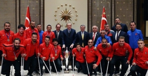 Cumhurbaşkanı Erdoğan, Ampute Futbol ve Tekerlekli Sandalye Basketbol A Millî Takımlarını Kabul Etti