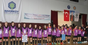 Bakırköy’de Eski Futbolcular Ve Spor Yorumcuları Kadınlar Günü’nde Sahaya Çıkacak