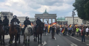 Almanya’da Binlerce Kişi Irkçı Partiyi Protesto Etti