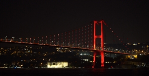 15 Temmuz Şehitler Köprüsü’nün Işıkları Bu Kez ‘Özel Çocuklar’ İçin Yandı
