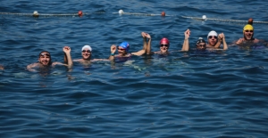 Kuşadası’nda Yüzücüler “Çocuk İstismarına” Karşı Kulaç Attı