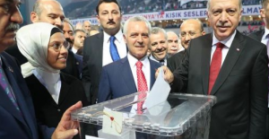 Cumhurbaşkanı Erdoğan Bin 380 Oyla Yeniden Genel Başkan