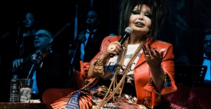 Diva Kıyafeti İle Rock Yıldızlarına Nazire Yaptı