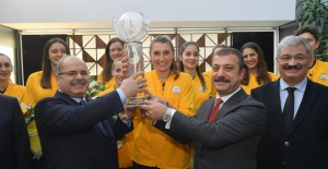 Dünya Şampiyonları, Kupayı Vakıfbank Yönetim Kurulu'na Takdim Etti