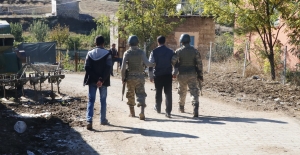 Diyarbakır'da Aranan 8 Şahıs Yakalandı, 5'i Tutuklandı
