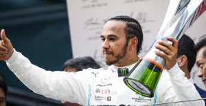 Çin Grand Prix'yi, Mercedes Pilotu Lewis Hamiton Kazandı!