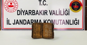 Diyarbakır'ın Bismil İlçesinde Altın Yazmalı Dini Motifli Kitap Ele Geçirildi