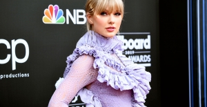 Amerikalı Şarkıcı Taylor Swift, Raisa Vanessa Tasarımı İle Göz Kamaştırdı