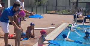 Zeytinburnu'nda Site Havuzlarında ‘Ücretsiz Yüzme Eğitimi’