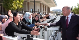 Cumhurbaşkanı Erdoğan, Cuma Namazı Çıkışı Vatandaşlara Kitap Hediye Etti