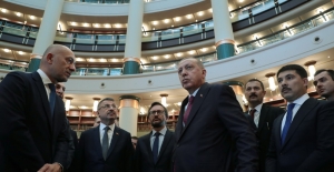Cumhurbaşkanı Erdoğan, Cumhurbaşkanlığı Külliyesi Kütüphanesi’nde İncelemelerde Bulundu