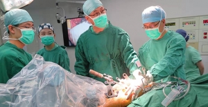 Çin’in Yerli Robotu İlk Ameliyatını Gerçekleştirdi