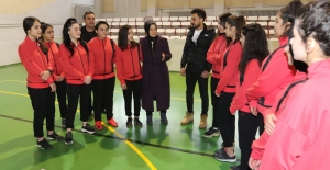 AK Parti Elazığ Milletvekili Balık’tan Kız Futsal Takımına Destek!