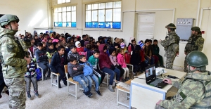 Mehmetçiklerimizden Barış Pınarı Bölgesindeki Çocuklara Mayın/EYP’den Korunma Eğitimi