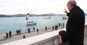 Cumhurbaşkanı Erdoğan, Fetih Kutlamaları Dolayısıyla Boğaz'dan Geçen Tekneleri Selamladı