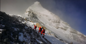 Everest’e Çıkan Dağcılar Zirvede Yeni Bir Rekora İmza Attı