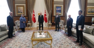 Cumhurbaşkanı Erdoğan, Aile, Çalışma Ve Sosyal Hizmetler Bakanı Selçuk Ve Sendika Konfederasyon Başkanlarını Kabul Etti