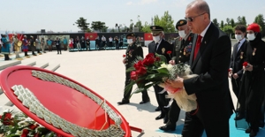 Cumhurbaşkanı Erdoğan, 15 Temmuz Şehitler Anıtı’nı Ziyaret Etti
