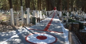 Adalızade Mezarlığı Kırmızı-Beyaza Büründü
