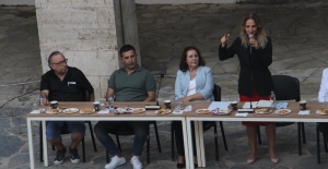 CHP Kadın Kolları Genel Başkanı Nazlıaka, Kuşadası’nda Partililerle Bir Araya Geldi