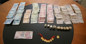 Karşıyaka'da Dilencinin Üzerinden 8 Altın Ve 4 Bin Lira Çıktı!