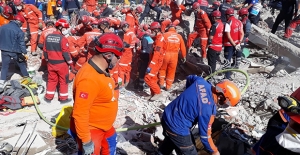 İzmir'deki Depremde Can Kaybı 83'e Yaralı Sayısı 994'e Yükseldi