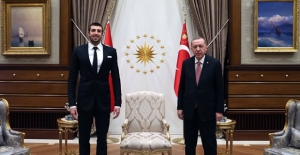 Cumhurbaşkanı Erdoğan, Millî Yüzücü Sakçı’yı Kabul Etti