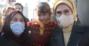 Emine Erdoğan, İzmir'de Depremzede Vatandaşları Ziyaret Etti
