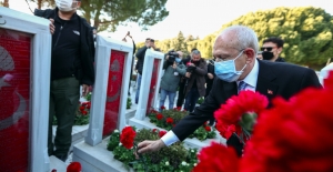 Kılıçdaroğlu, Çanakkale Şehitler Anıtını Ziyaret Etti