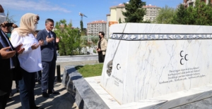 Akşener, Ozan Arif'in Mezarını Ziyaret Etti
